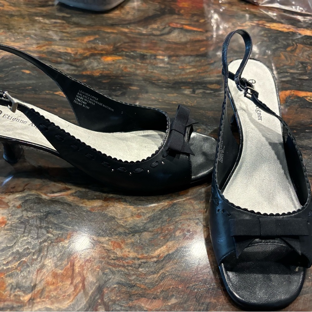 Cure Etienne Aigner low open toe heels